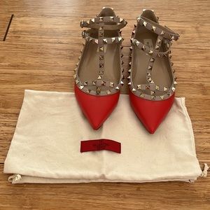 Valentino Garavani Red Pointed Rockstud T-Strap Flats with Beige Trim